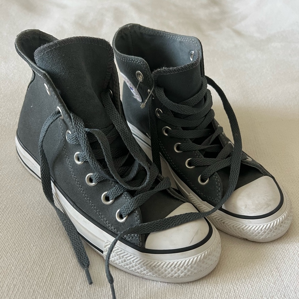 High top gray converse worn a hand full of times. Size 6.